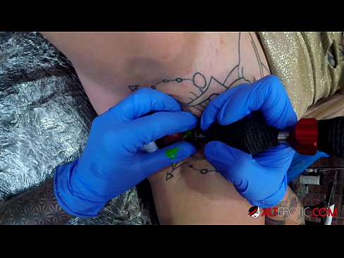❤️ Fìor tattooed hottie Sully Savage fhuair tattoo air a clitoris ️❌ Super porn aig gd.milf300com.ru ﹏